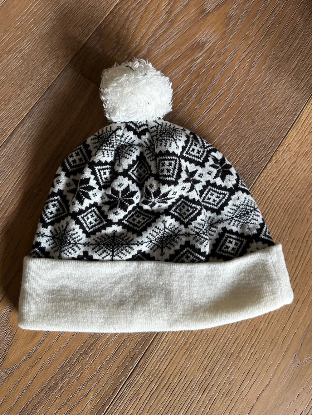 CCM Nordic Fair Isle Pom Pom Beanie Fleece Lined Winter Hat Black White